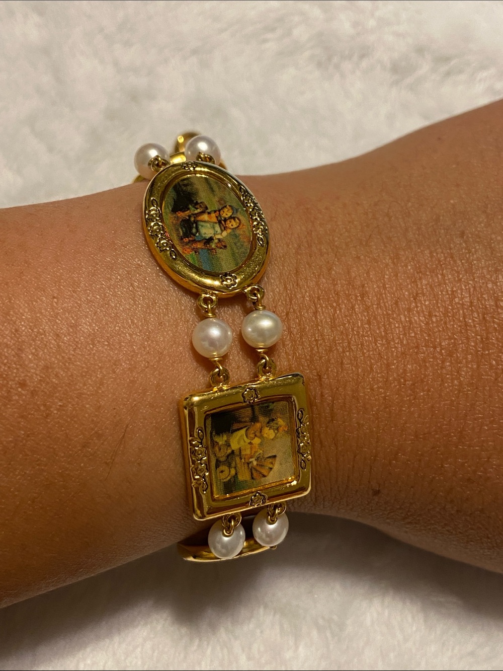 Vintage Danbury Mint Hummel panel Gold-Tone Pearl Art Portrait Bracelet - Picture 2 of 8